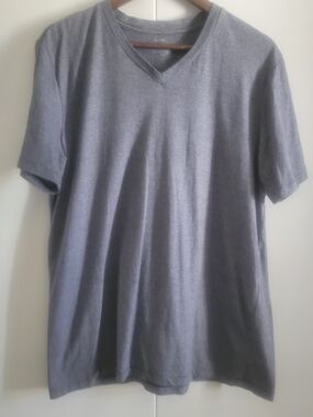 Men's V-Neck Short Sleeve T-Shirt in Heather Gray